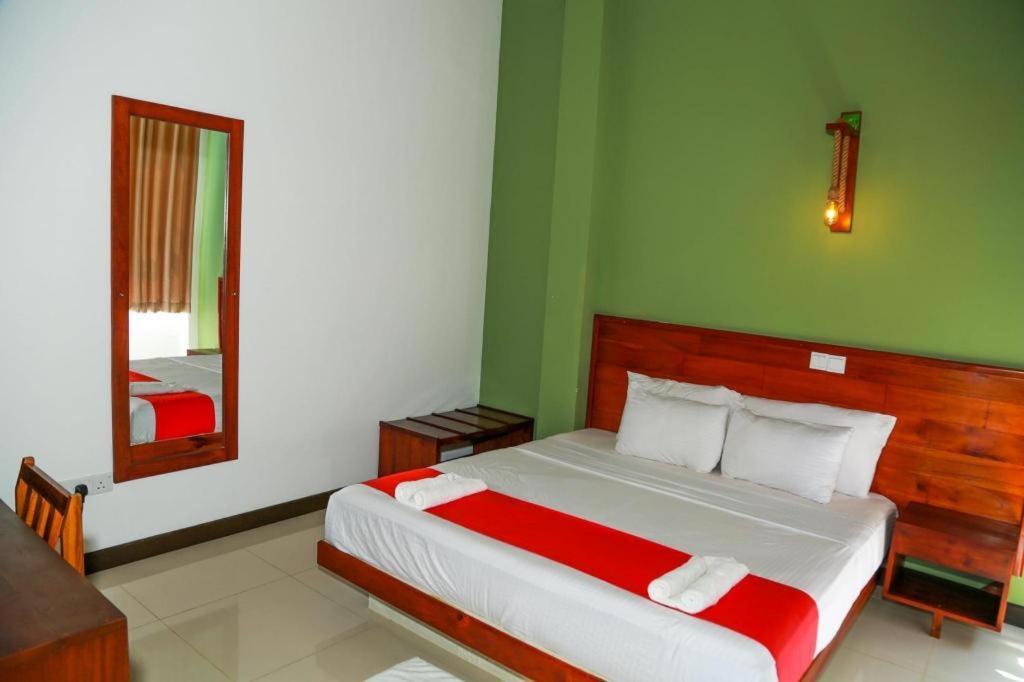 Sea Cloud Dalawella Hotel Унаватуна Екстериор снимка
