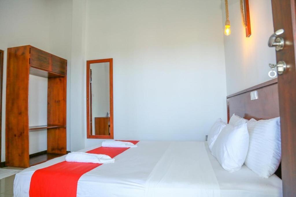 Sea Cloud Dalawella Hotel Унаватуна Екстериор снимка