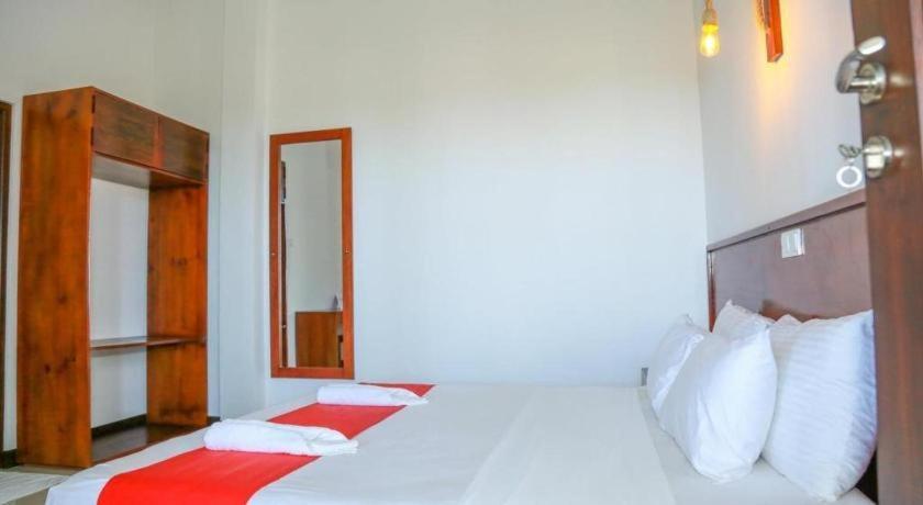 Sea Cloud Dalawella Hotel Унаватуна Екстериор снимка